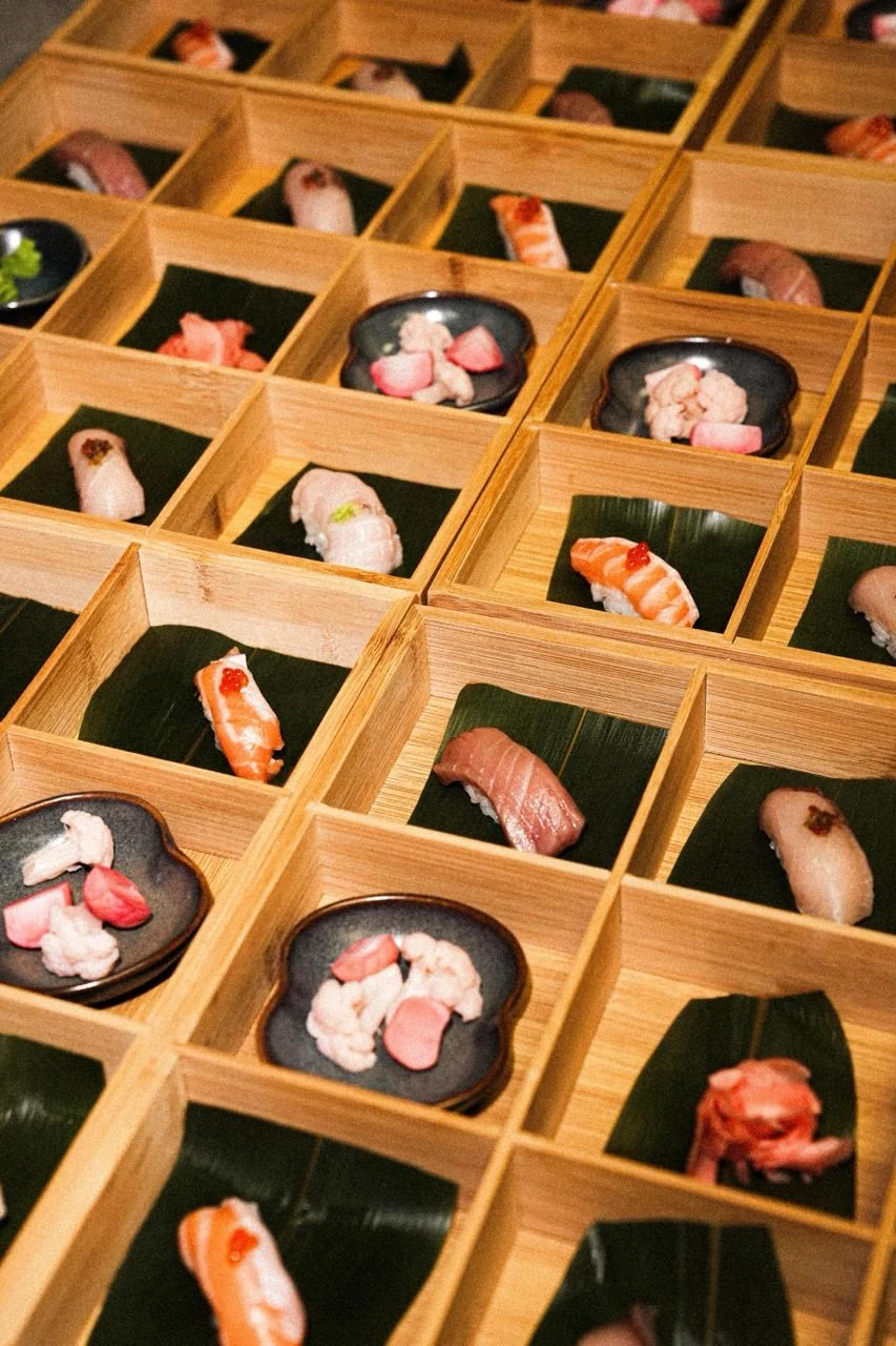 Valmis sushi puidust serveerimiskarpides